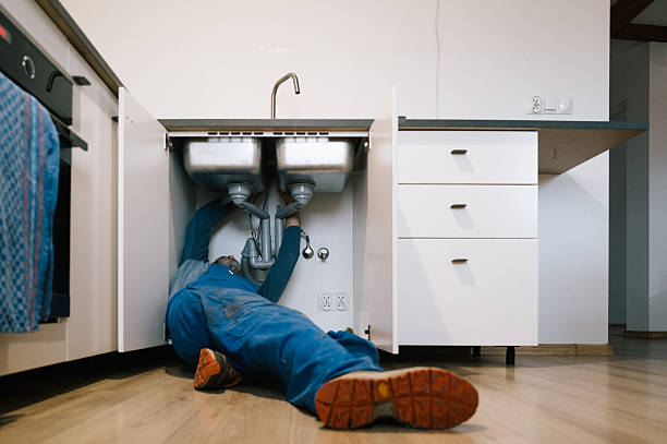 Professional Emergency Plumber technician working in Seward, NE
